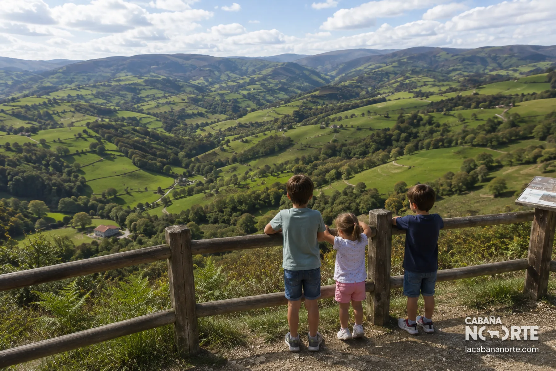 Niños contemplando los Valles Pasiegos desde un mirador en Cantabria durante una escapada familiar.