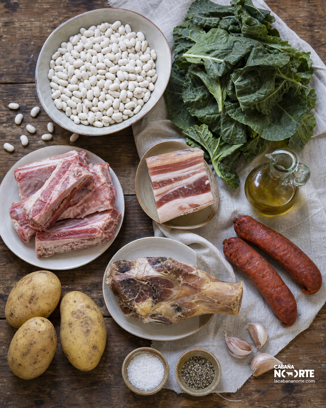Ingredientes tradicionales del cocido montañés: alubias blancas, berza, chorizo, costilla, tocino y patatas