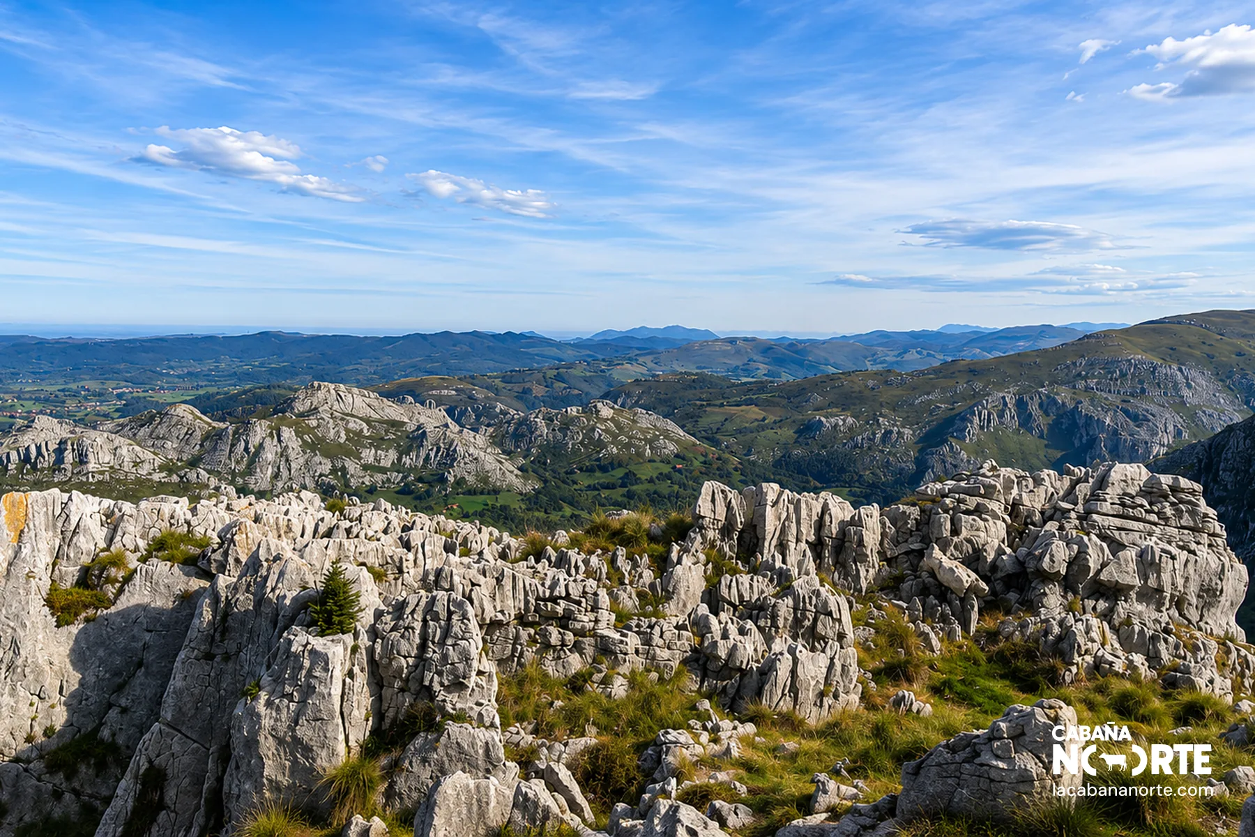 Vista panorámica desde lo alto de Peña Pelada en Rubalcaba, cerca de Liérganes, sobre los Valles Pasiegos de Cantabria