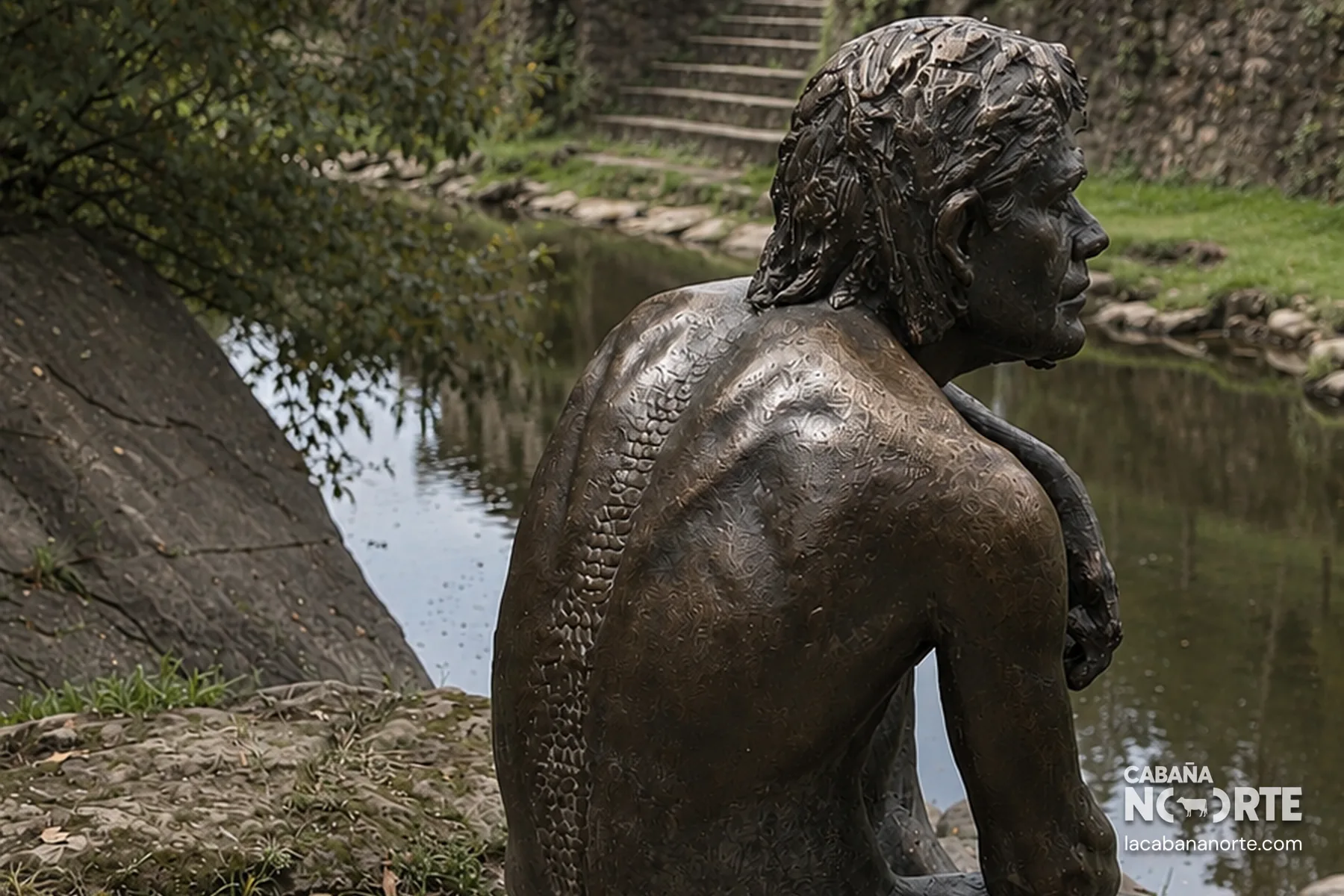 Escultura del Hombre Pez en Liérganes junto al río, una visita con leyenda para hacer con niños en Cantabria.