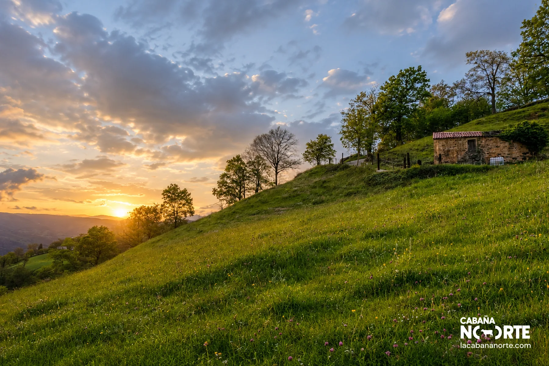 Atardecer dorado sobre los Valles Pasiegos con prados y cabañas iluminados al final del día en Cantabria