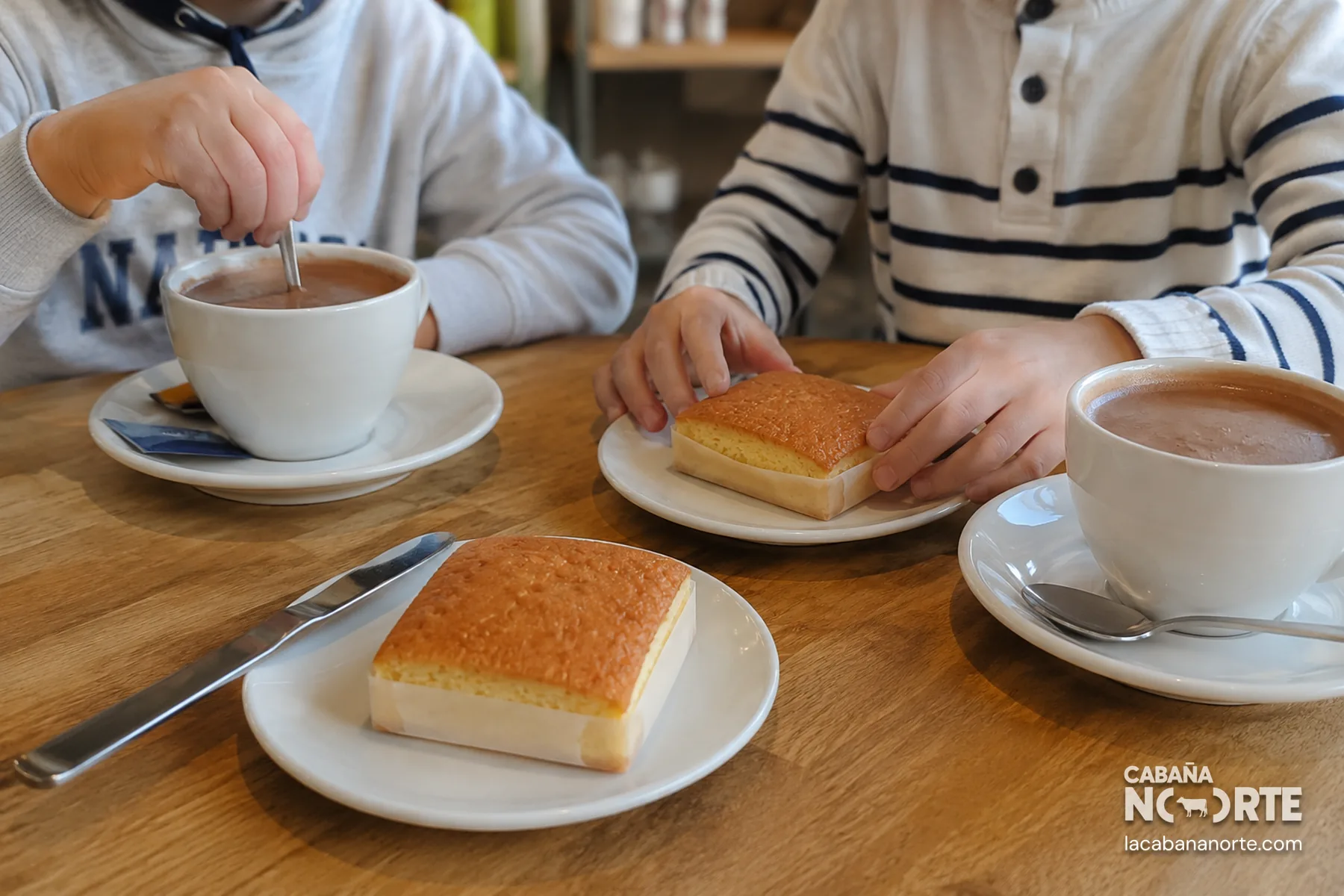 Sobaos pasiegos y chocolate caliente en una merienda familiar durante una escapada por Cantabria.