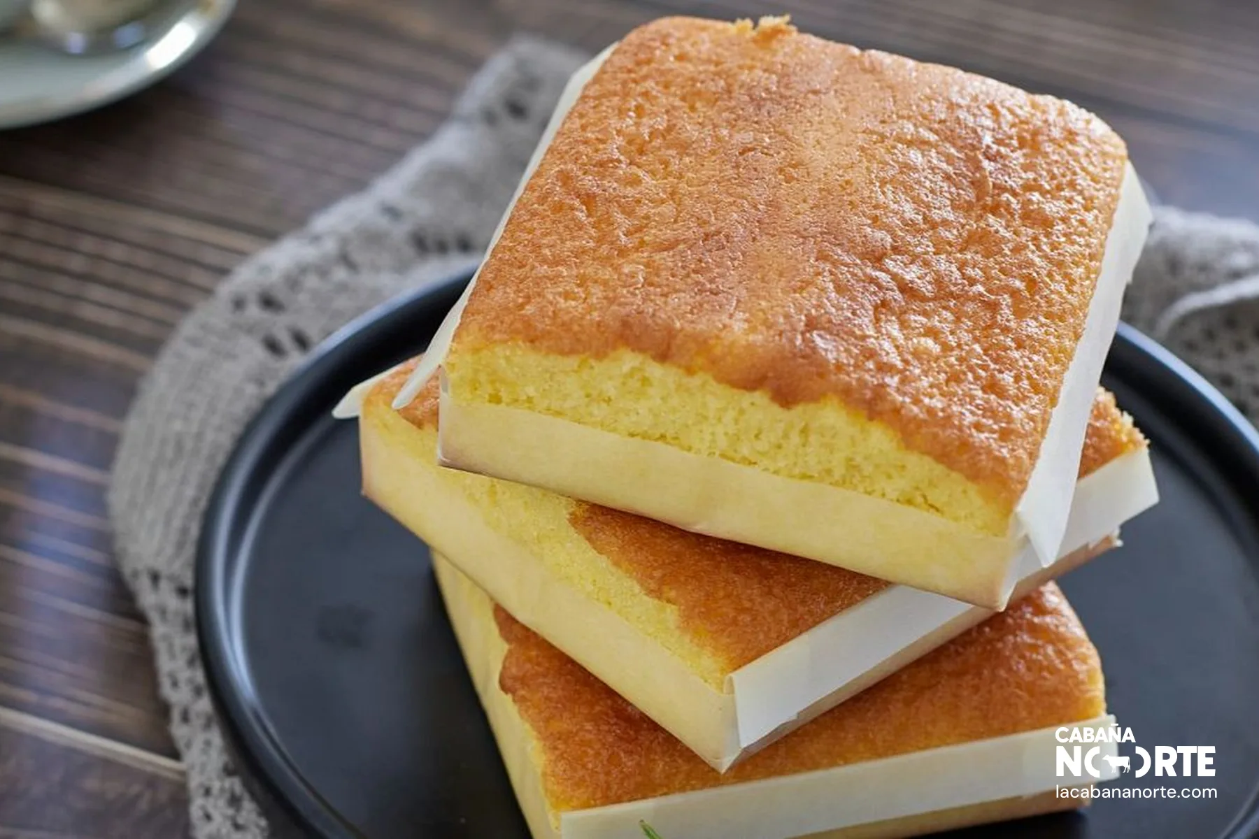 Sobaos pasiegos tradicionales apilados en bandeja, listos para desayunar en una cabaña rural de Cantabria
