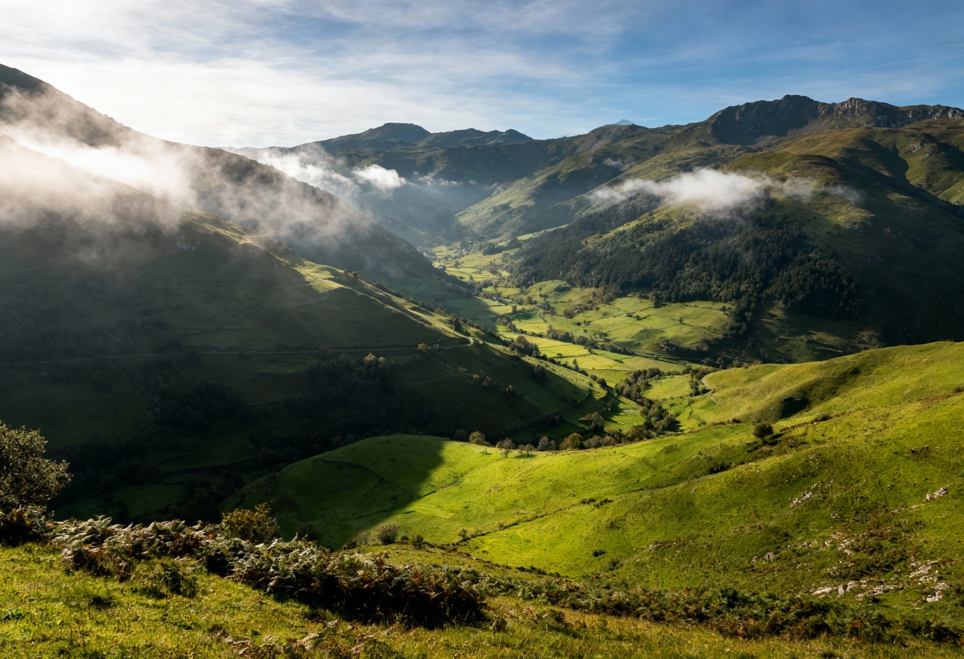 Paisaje de los Valles Pasiegos en Cantabria al amanecer