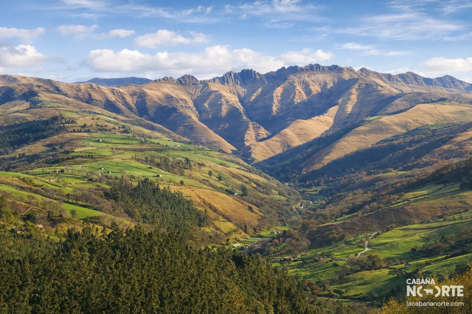 Vistas panorámicas desde el Mirador de la Braguía sobre los Valles Pasiegos, paisaje de praderas y montañas en Cantabria