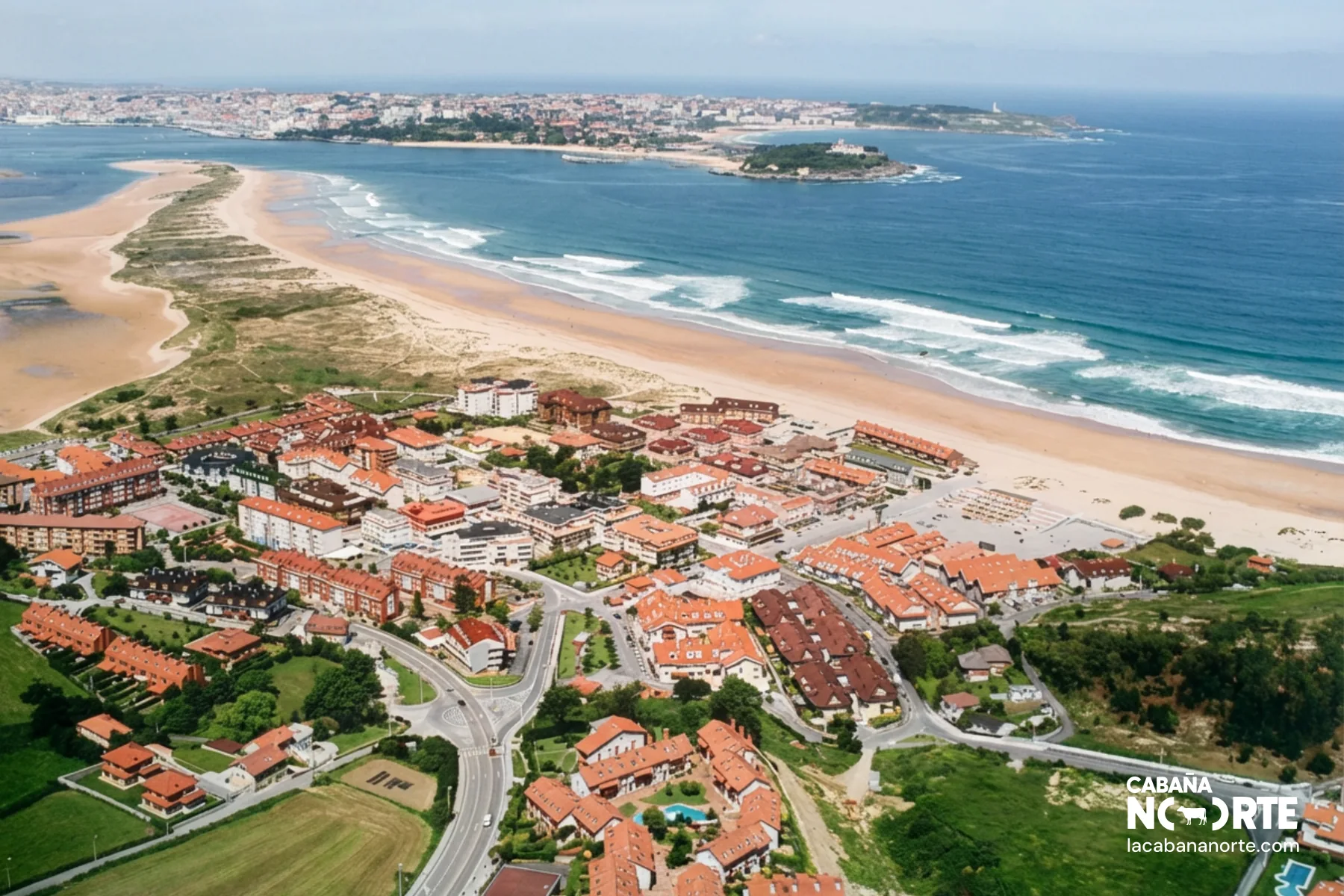 Playa de Somo, pasarela de acceso y surfistas en la arena