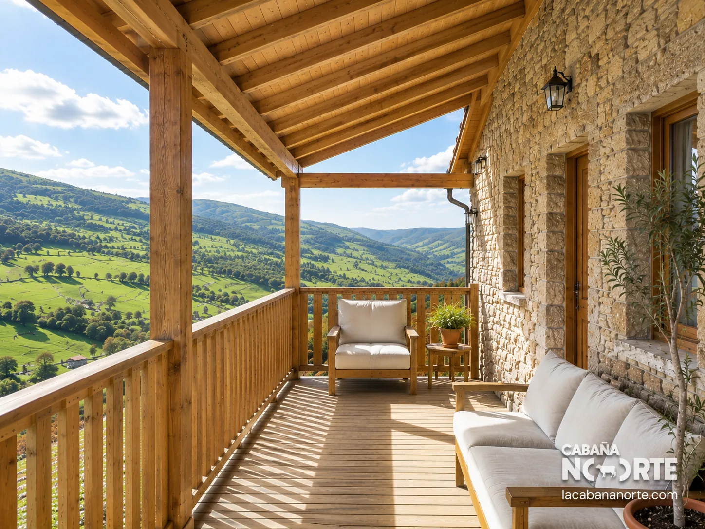 Porche de madera de Cabaña Norte con zona de descanso y vistas panorámicas a un valle verde de montaña.